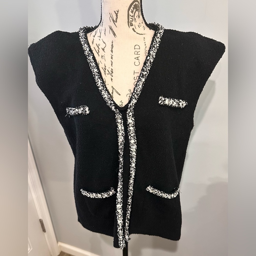 Sleeveless V-Neck Frayed Knit Sleeveless V - Picture 3 of 9